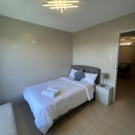 Modern Oasis: Pool + Netflix Apartamento Manila Exterior foto