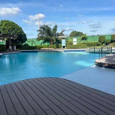 Modern Oasis: Pool + Netflix Apartamento Manila Exterior foto