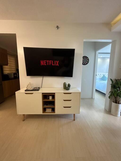 Modern Oasis: Pool + Netflix Apartamento Manila Exterior foto