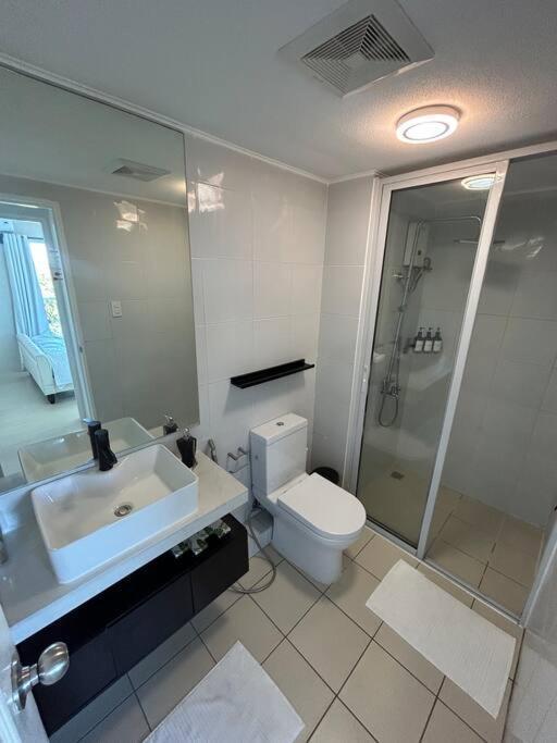 Modern Oasis: Pool + Netflix Apartamento Manila Exterior foto