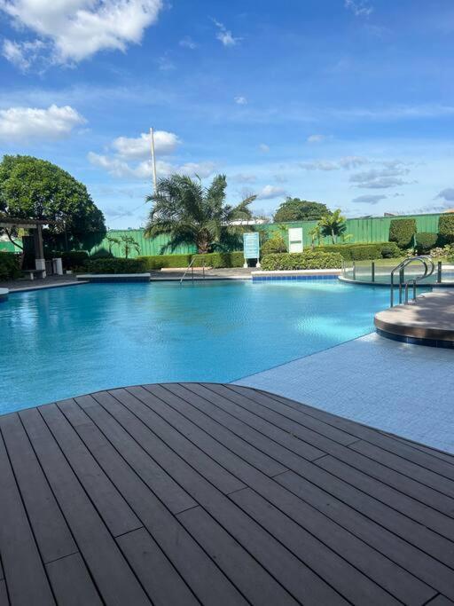 Modern Oasis: Pool + Netflix Apartamento Manila Exterior foto