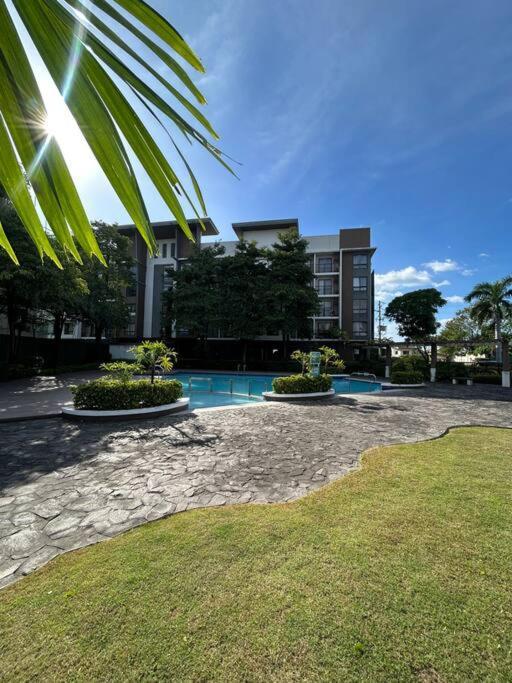 Modern Oasis: Pool + Netflix Apartamento Manila Exterior foto